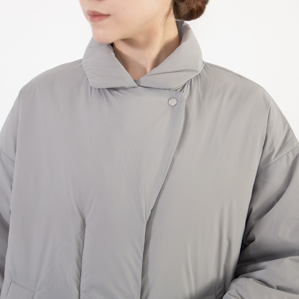 スナップボタンで襟を変形させることが可能 スナップボタンで襟を変形させることが可能