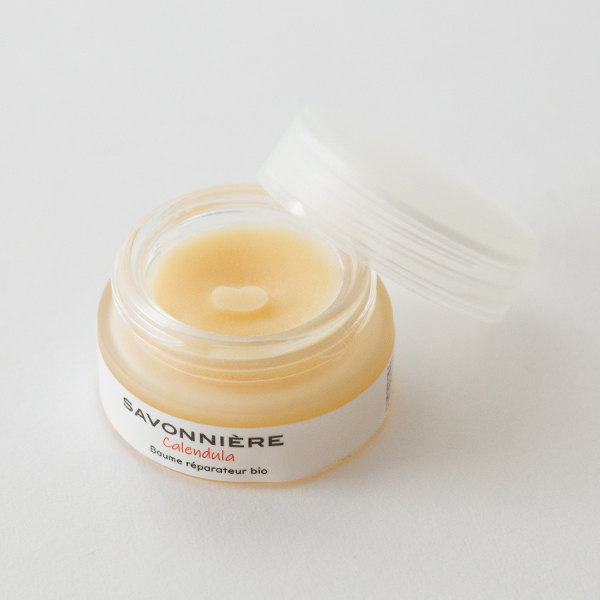 カレンデュラスキンケアバームは、唇や顔、体など乾燥の気になる部分にはもちろんのこと、ネイルや髪の毛にもお使いください。(コフレドノエル) カレンデュラスキンケアバームは、唇や顔、体など乾燥の気になる部分にはもちろんのこと、ネイルや髪の毛にもお使いください。(コフレドノエル)