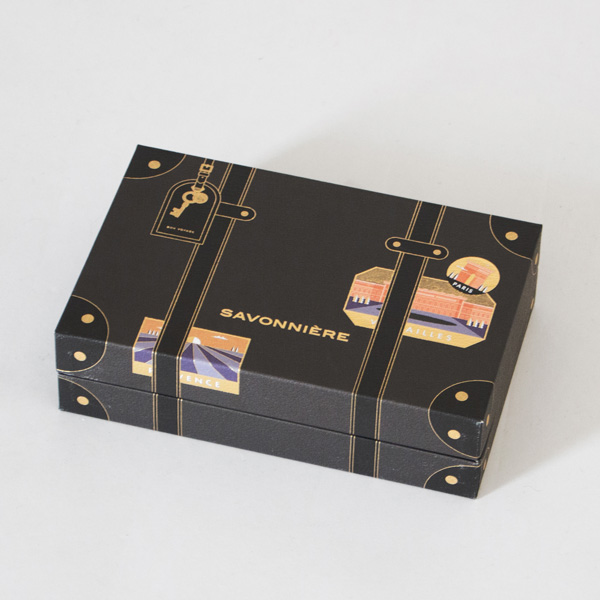 南仏からの旅行鞄をイメージした、ワクワクするパッケージに入っています。 南仏からの旅行鞄をイメージした、ワクワクするパッケージに入っています。