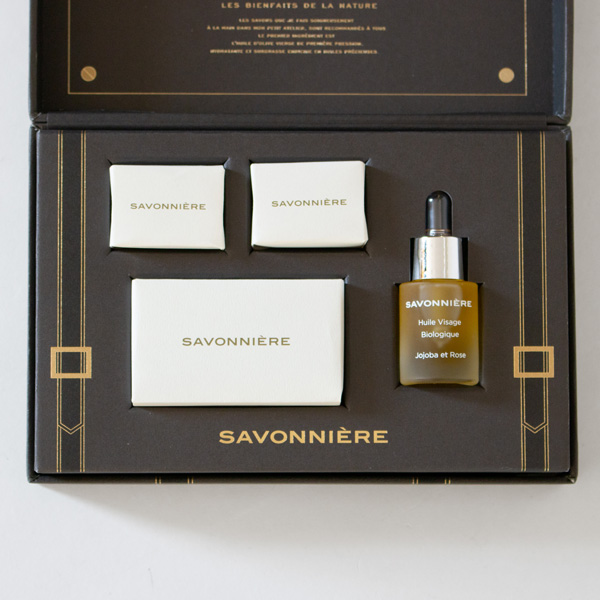 コフレドリュクスは、3種類の石鹸とオイルがセットになっています。 コフレドリュクスは、3種類の石鹸とオイルがセットになっています。