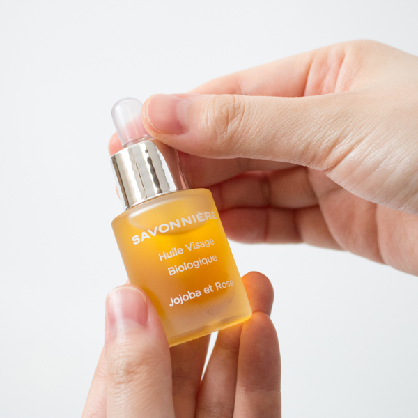 ビューティーオイルローズは、洗顔で少なからず洗い流されてしまう皮脂膜をサポートします。 ビューティーオイルローズは、洗顔で少なからず洗い流されてしまう皮脂膜をサポートします。