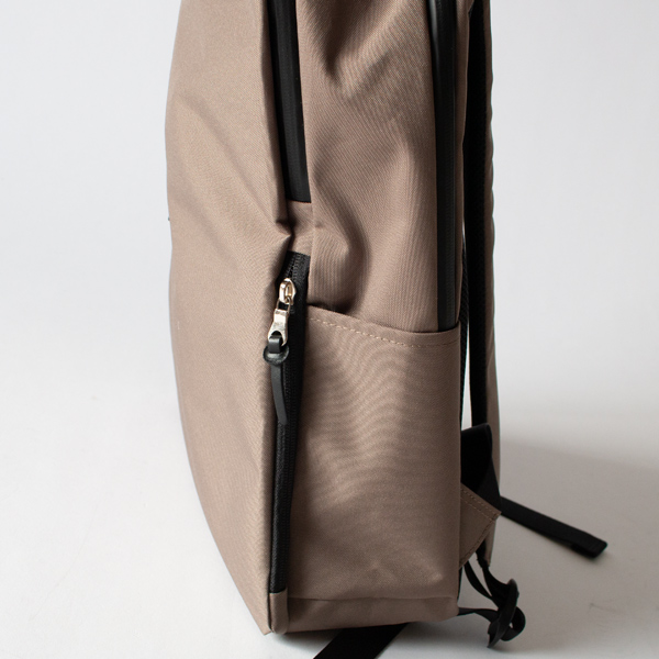 2ヶ所のファスナーから物を出し入れできます。(BEIGE)