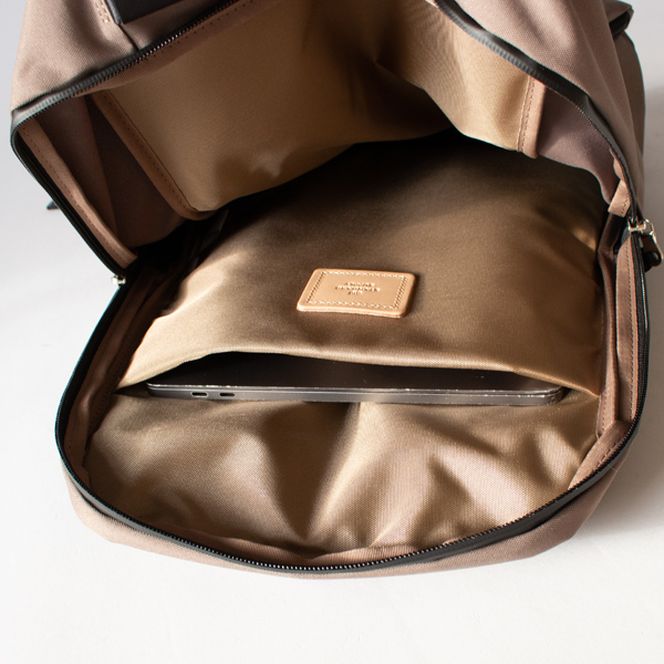 15インチのノートパソコンが入ります(BEIGE)