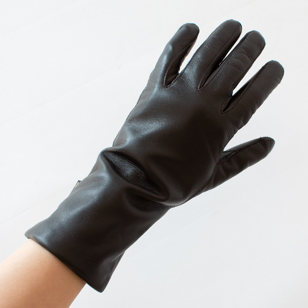 女優さんのように上品な雰囲気で、身につけると背筋が伸びるようです