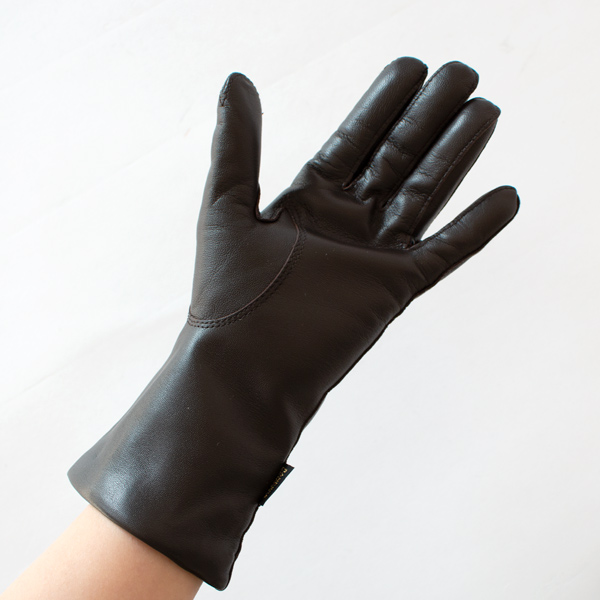 女優さんのように上品な雰囲気で、身につけると背筋が伸びるようです