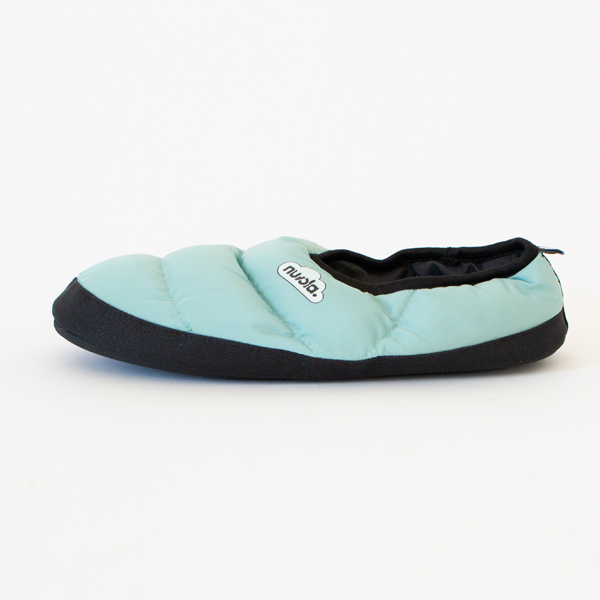 登山やスポーツ後のレストシューズとして生まれたスリッパ（Water Green）