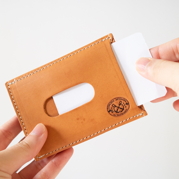 クレジットカードまたは交通カードが2枚入ります