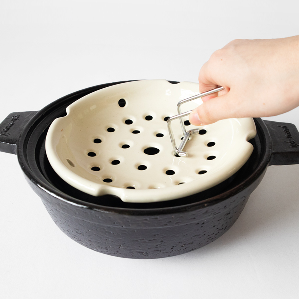 陶製すのこの上げ下げ用トングが付属しています