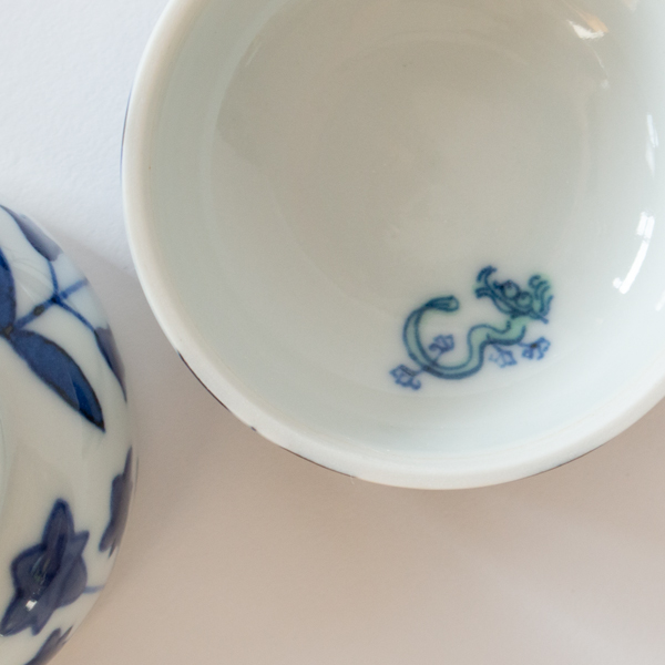 職人による手描きの細かな絵付け 職人による手描きの細かな絵付け