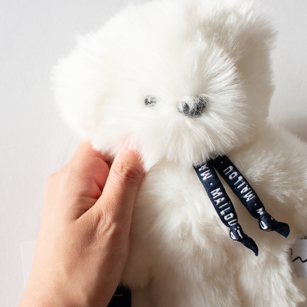 ロゴ入りのリボンがついています。