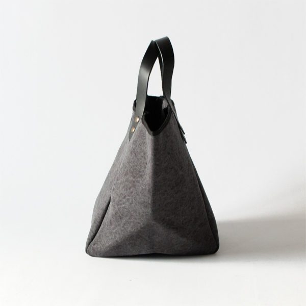 マチたっぷりで見た目以上の収納力(別注 COTTON WASHED BLACK)
