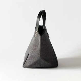 マチたっぷりで見た目以上の収納力(別注 COTTON WASHED BLACK) マチたっぷりで見た目以上の収納力(別注 COTTON WASHED BLACK)