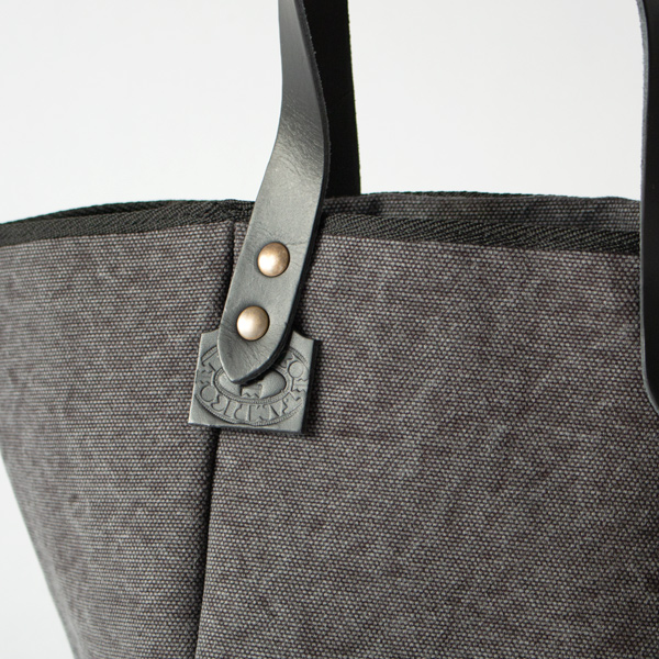 レザーハンドルとカシメも経年変化を楽しめます(別注 COTTON WASHED BLACK)
