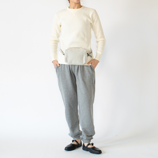 ヒップバッグとして(身長162cm、GRAVEL)