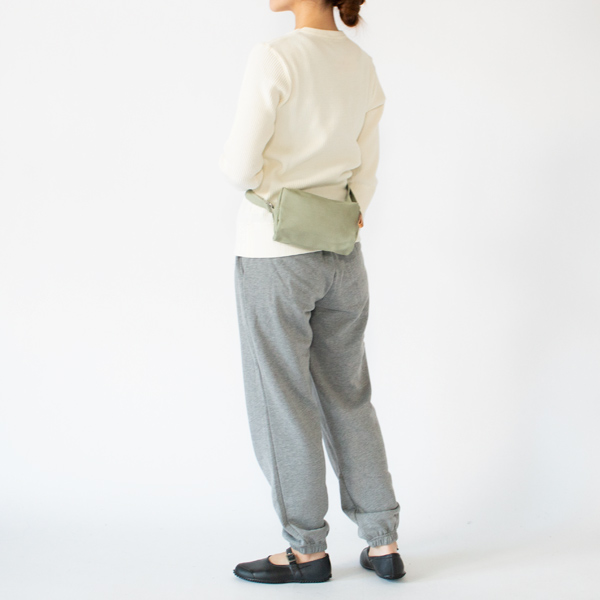 ヒップバッグとして(身長162cm、SAGE)