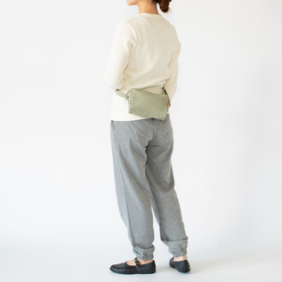 ヒップバッグとして(身長162cm、SAGE) ヒップバッグとして(身長162cm、SAGE)
