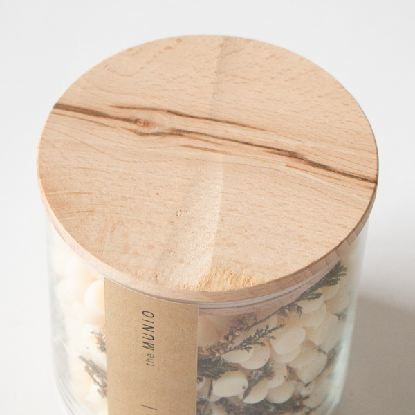 蓋は木製でこのまま飾ってもインテリアになります(HEATHER)