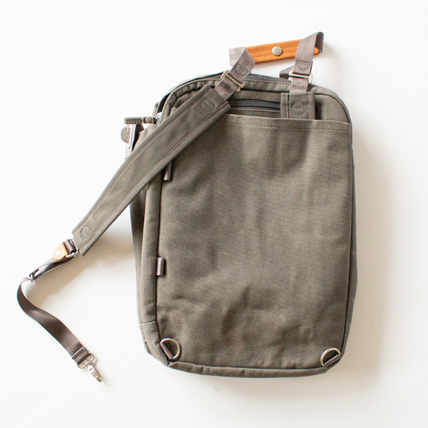 背中のショルダーをポケットに収納できます(Washed Grey)