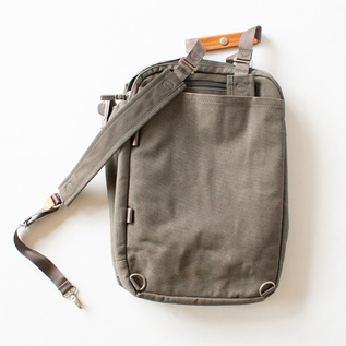 背中のショルダーをポケットに収納できます(Washed Grey)