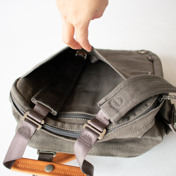 背中のショルダーをポケットに収納できます(Washed Grey)