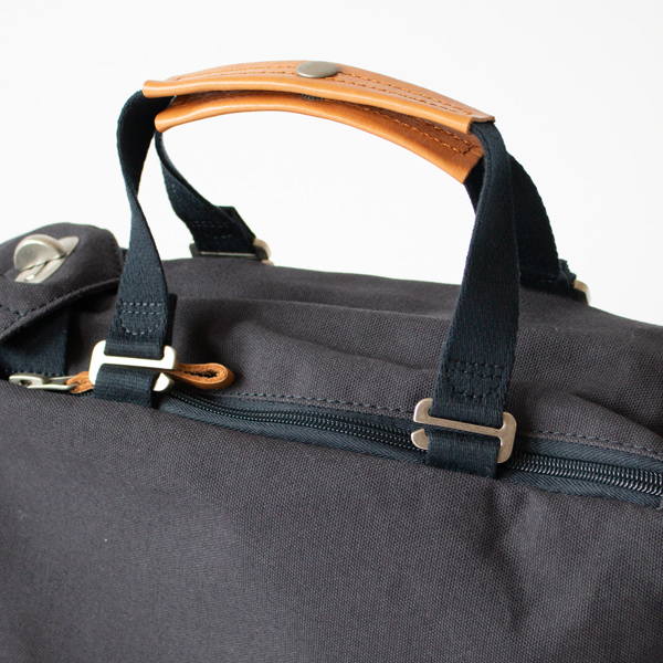 ハンドルの金具はスライドさせて取り外しできます。(Organic Navy)