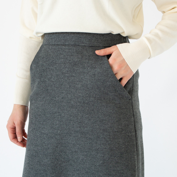 両脇にポケットあり(身長162cm、GREY)