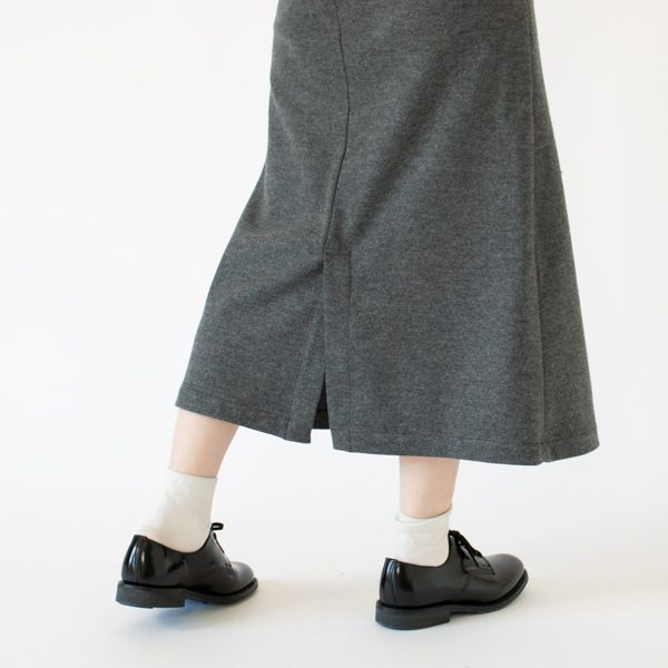 後中心にスリットあり(身長162cm、GREY)