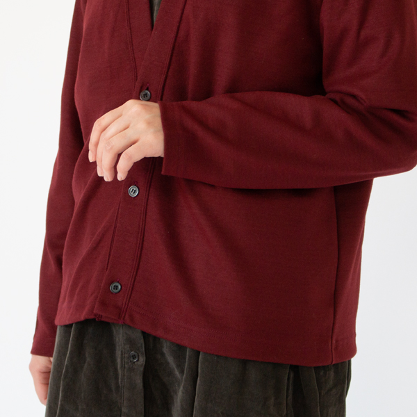 すっきりとした袖口と裾(身長162cm、BORDEAUX)