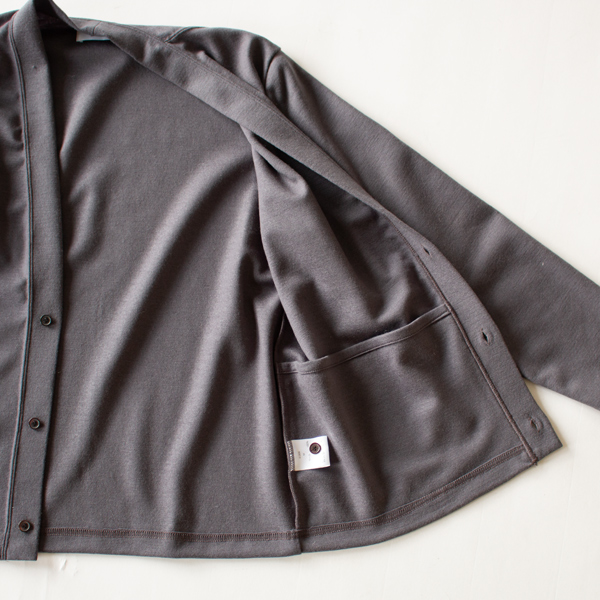 左身頃の内側に、パッカブル用のポケットがあります(BLUE GREY)