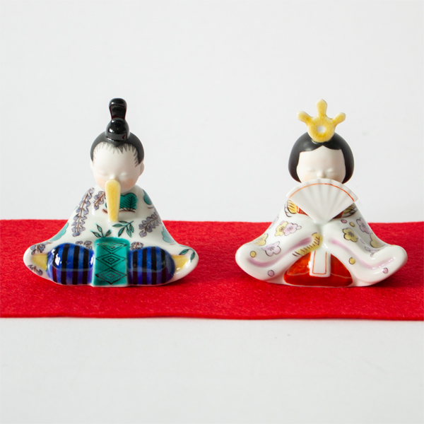 細部まで繊細な絵付けが施されています。