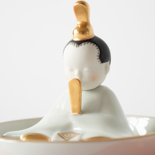 金色の絵付けのみが施された、白磁の美しさが映えるデザイン。 金色の絵付けのみが施された、白磁の美しさが映えるデザイン。