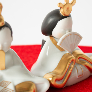 ほのかに桃色に色づいた頬が特徴です。 ほのかに桃色に色づいた頬が特徴です。