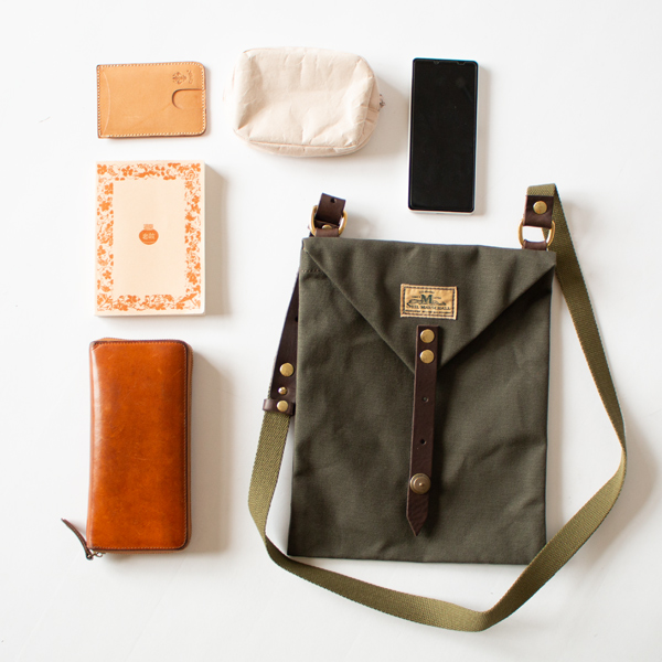 休日のおでかけや旅行の貴重品を入れるバッグにちょうど良いサイズ感(48CA/OLIVE)