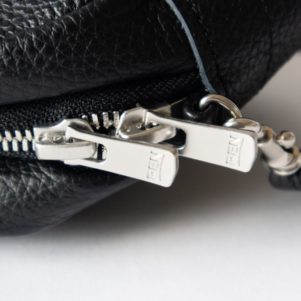 ファスナー付きのコンパクトバッグ(BLACK)