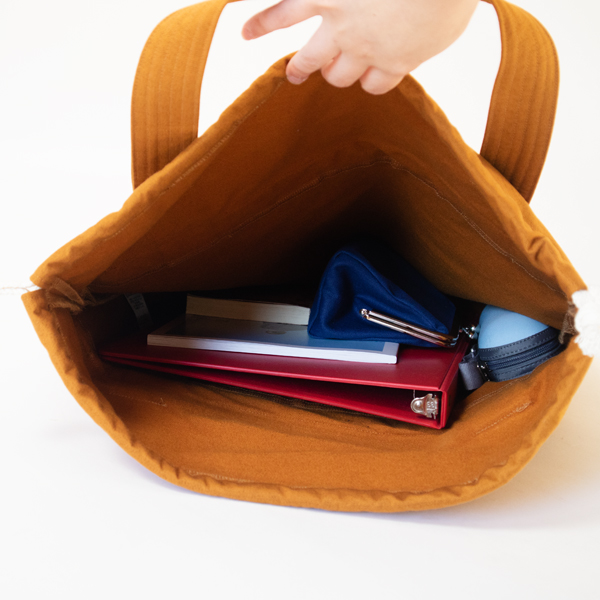 A4サイズの書類も入ります(BROWN)