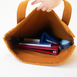 A4サイズの書類も入ります(BROWN) A4サイズの書類も入ります(BROWN)
