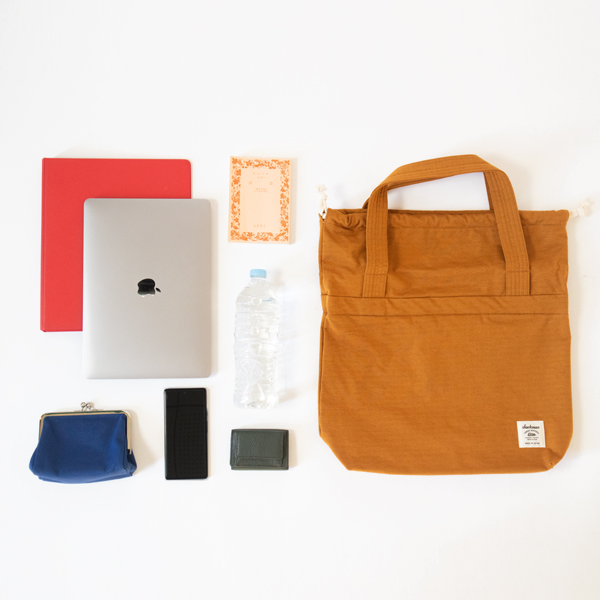 A4サイズの書類も入ります(BROWN)