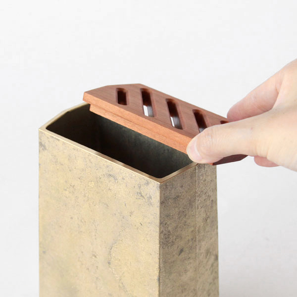 木蓋は取り外し可能