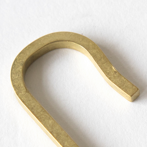 直線的なデザインでフックが揺れにくい設計。真鍮ならではの変化も楽しめます