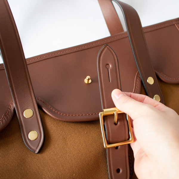 毎回バックルを外す手間もなく荷物の出し入れができます(TAN)