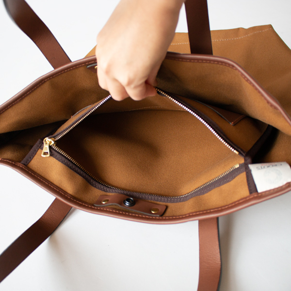 貴重品の収納に便利なジップポケット(TAN)