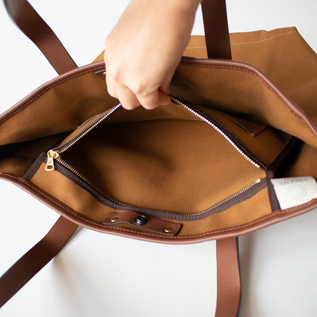 貴重品の収納に便利なジップポケット(TAN) 貴重品の収納に便利なジップポケット(TAN)