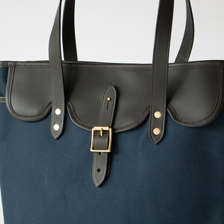 A4書類も入る大きめのフラップポケット(NAVY) A4書類も入る大きめのフラップポケット(NAVY)