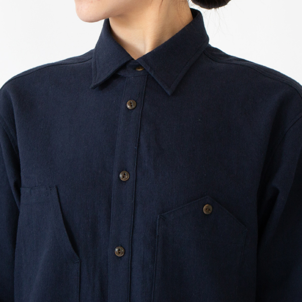 開きすぎない首回り(身長162cm、NAVY)