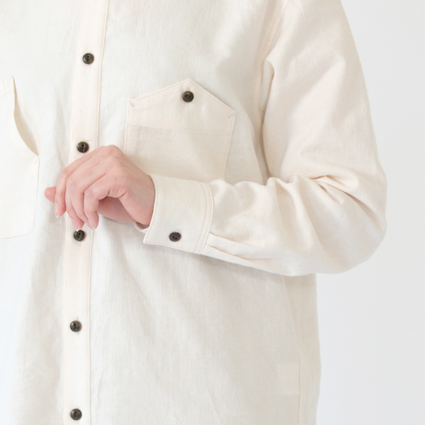 タック入りの袖口(身長162cm、IVORY)