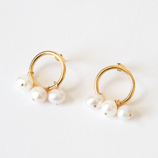 三つの真珠が上品なデザイン(ALI TRIO STUDS)