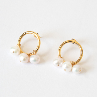 三つの真珠が上品なデザイン(ALI TRIO STUDS) 三つの真珠が上品なデザイン(ALI TRIO STUDS)