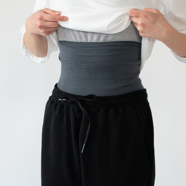 おなか周りをすっぽりと包みこむ薄手のハラマキ