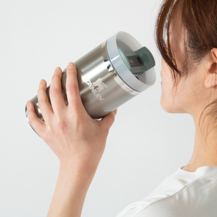 そのまま直接飲むことも可能です(0.6L ステンレススチールシェール) そのまま直接飲むことも可能です(0.6L ステンレススチールシェール)