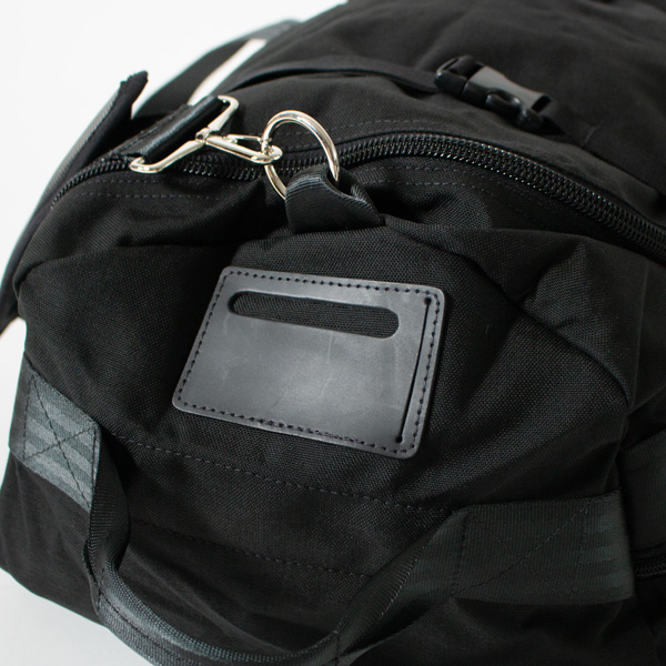 片サイドにはカード入れも付いています(BLACK&BLACK )